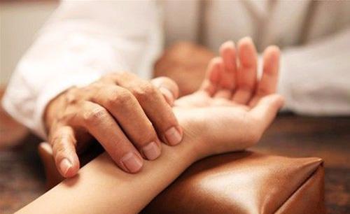 ​左手脉搏弱怎么回事